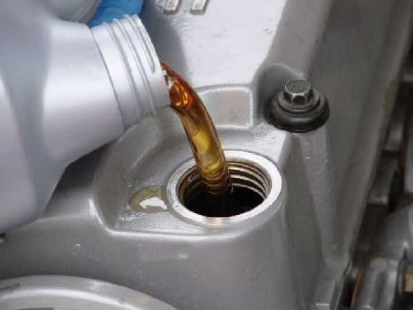 Cách đổ dầu thủy lực cho xe nâng.