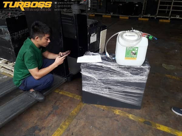 Phân biệt nước cất và nước tinh khiết khi châm bình điện xe nâng
