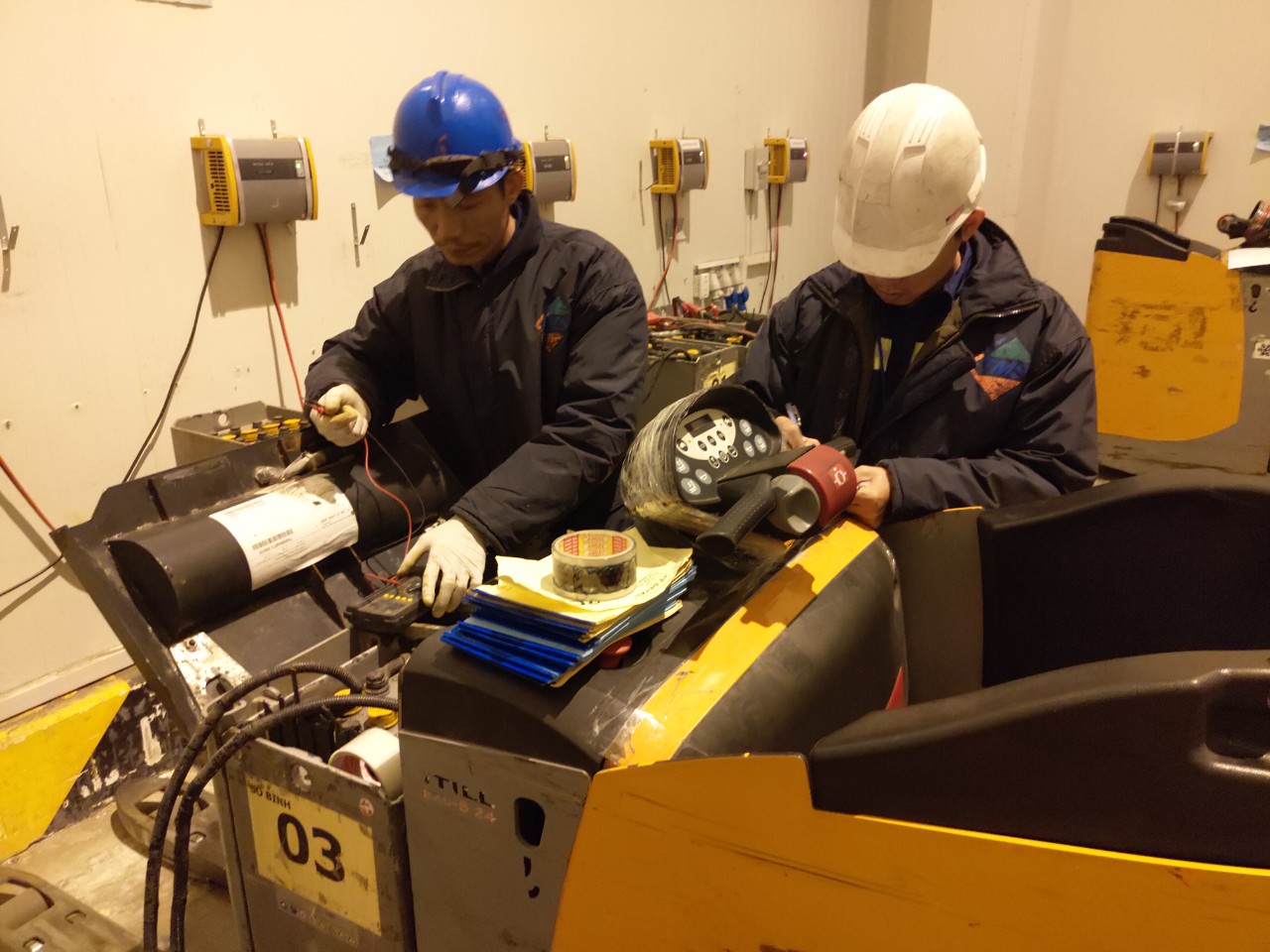 ky-thuat-vien-sua-chua-pin-xe-nang-turboss