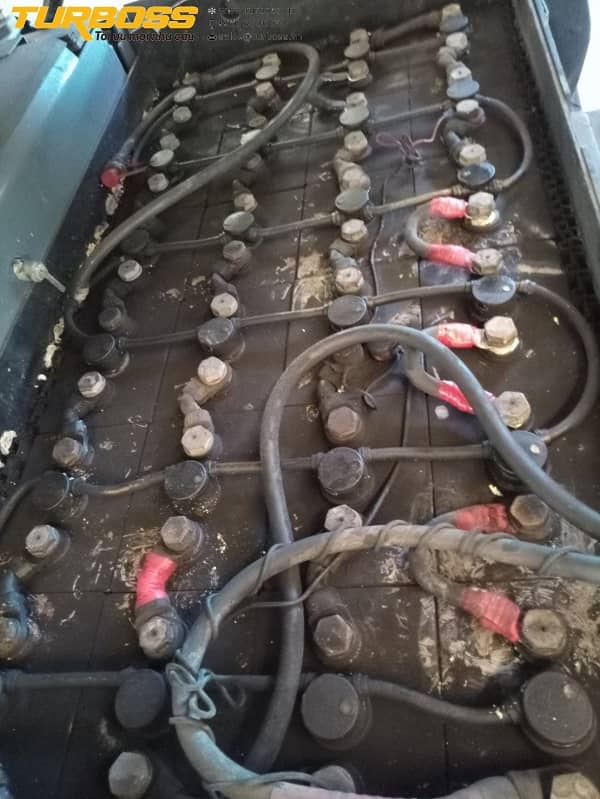 Vệ sinh cọc bình, siết lại đầu cos và xử lý tiếp xúc lỏng