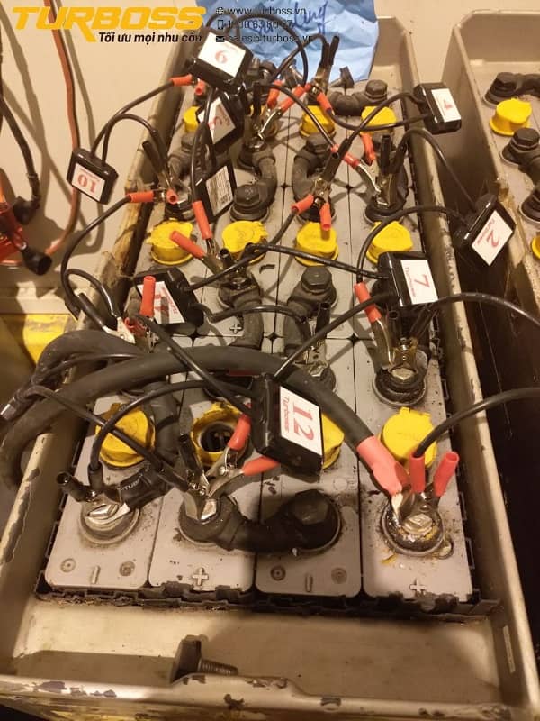 Đo điện áp từng cell 2V để phát hiện cell yếu/lệch cell