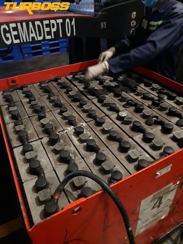 Bình điện hư do dùng nước châm bình ắc quy xe nâng không đạt tiêu chuẩn