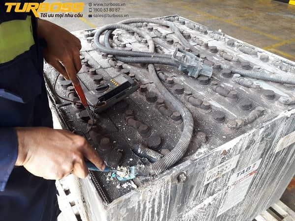 Thiếu nước châm bình ắc quy xe nâng gây nóng khi sạc và giảm dung lượng