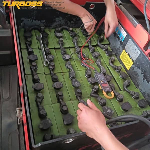 Đo điện áp và nội trở bình ắc quy xe nâng trong bảo trì