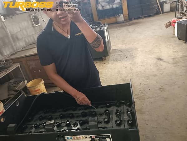 Kỹ thuật viên Turboss kiểm tra tình trạng bình ắc quy xe nâng