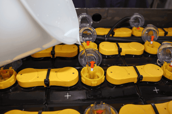 nước cất châm bình ắc quy xe nâng