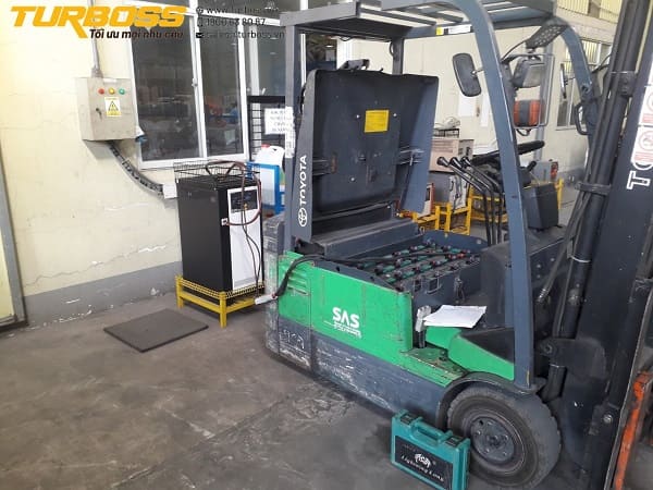 Kiểm tra bộ sạc trước khi lắp bình điện xe nâng Lifttop 48V 545Ah