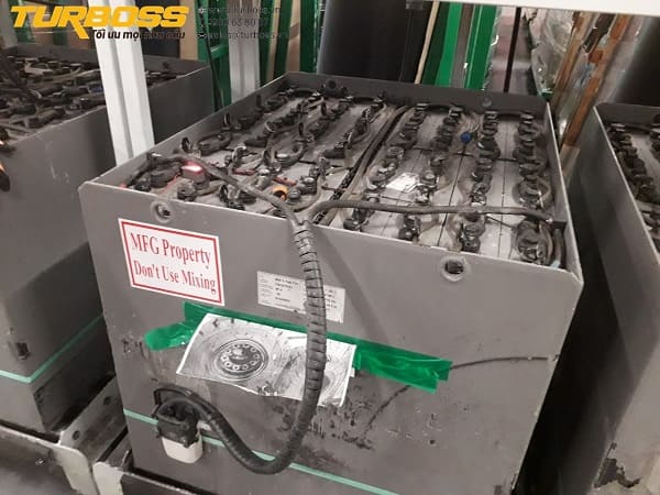 Kiểm tra connector bình điện xe nâng bị nóng khi sửa xe nâng điện
