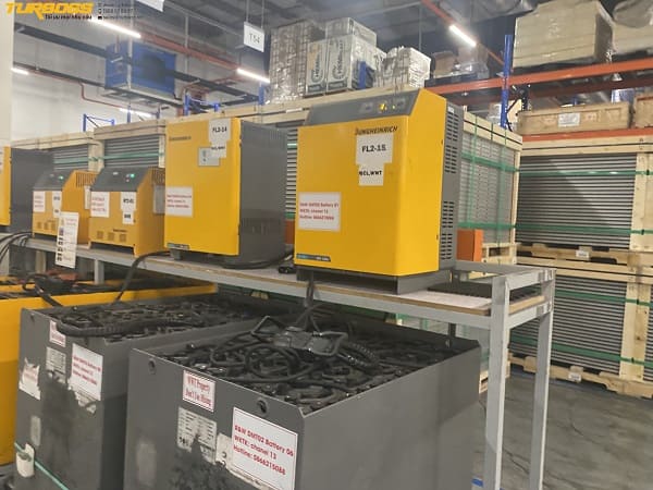 Bình điện xe nâng hao nước nhanh cần kiểm tra mực nước từng cell và bộ sạc