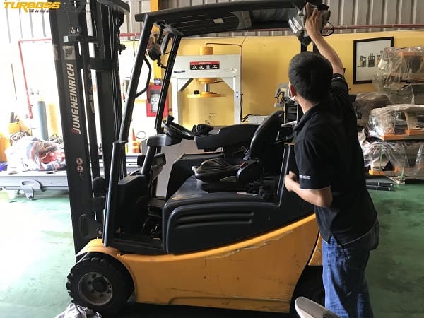 Kỹ thuật viên Turboss sửa xe nâng Đồng Nai và kiểm tra bình điện tại nhà máy