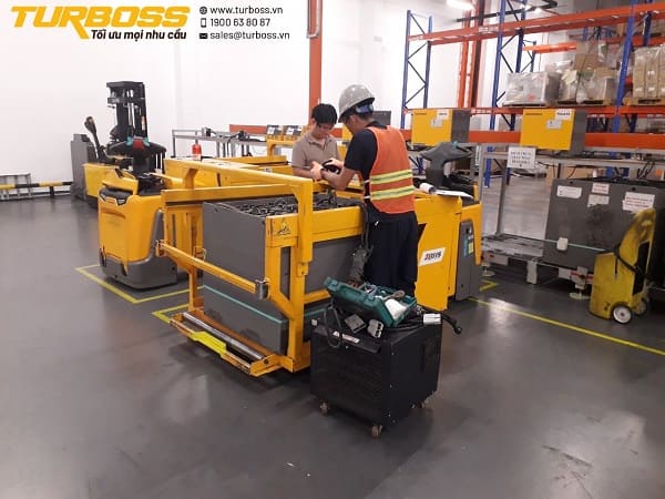 Xe nâng điện yếu tải do bình điện xe nâng tụt áp dưới dòng tải lớn