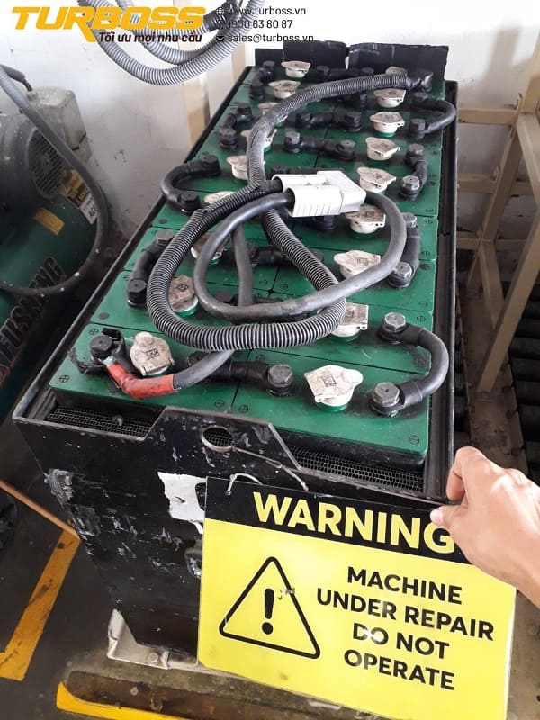 Kỹ thuật viên kiểm tra nhiệt độ bình điện xe nâng khi sạc