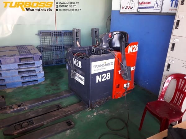 Xe nâng điện nhanh hết bình khi nâng tải nặng cuối ca
