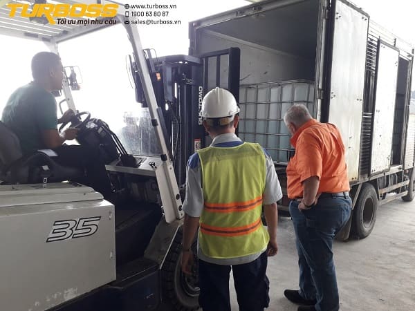 Châm nước bình điện xe nâng đúng cách sau khi sạc đầy và kiểm tra từng cell