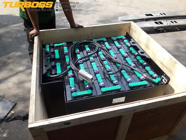 Kiểm tra jack sạc và connector khi lắp bình điện xe nâng Lifttop
