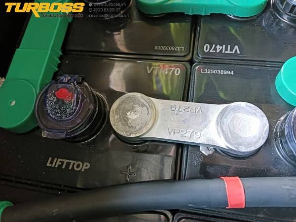 Kiểm tra hộc bình xe nâng trước khi thay bình điện 48V 545Ah