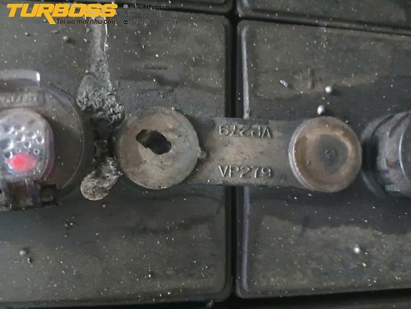 Connector bình điện xe nâng bị nóng do tiếp xúc điện kém