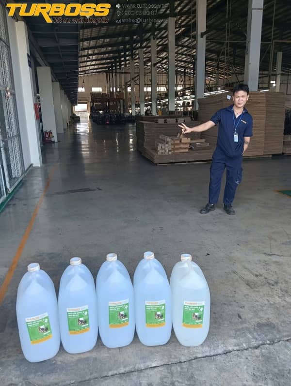 nuoc-cat-cham-binh-ac-quy-xe-nang