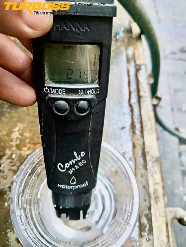 Nước cất châm bình ắc quy xe nâng cần kiểm tra khi cell hao nước nhanh