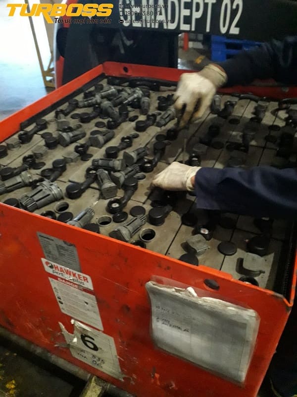 Kỹ thuật viên kiểm tra mực nước từng cell trước khi châm nước bình điện xe nâng