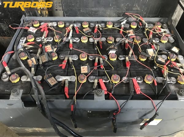 Kiểm tra BMS bình điện xe nâng 80V để theo dõi điện áp cell và nhiệt độ