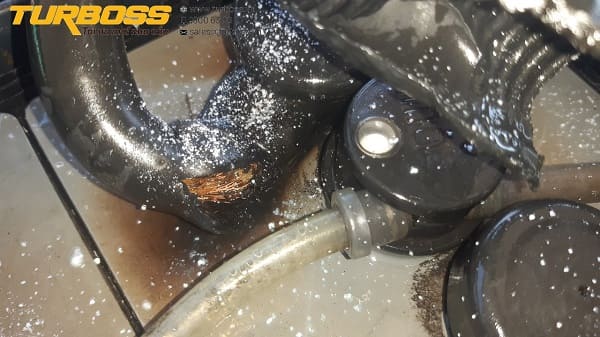 Đầu cực bình điện xe nâng bị oxy hóa làm tăng nhiệt khi sạc và xả tải