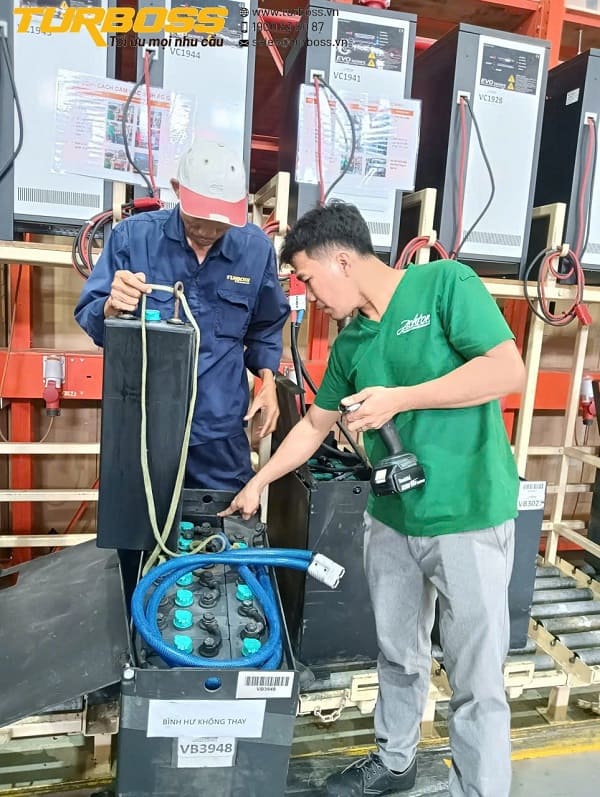 Thay cell bình điện xe nâng khi một số cell yếu làm mất cân bằng bộ bình