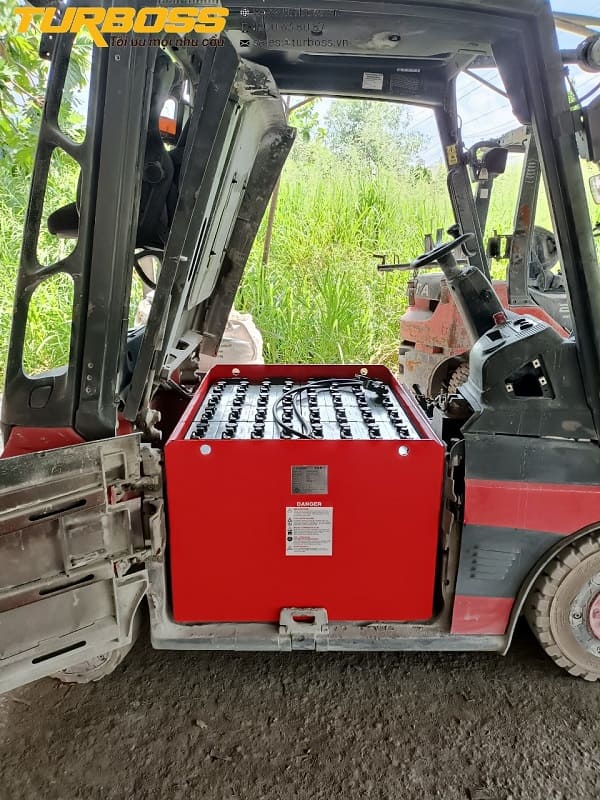Xe nâng sạc đầy nhưng nhanh hết điện