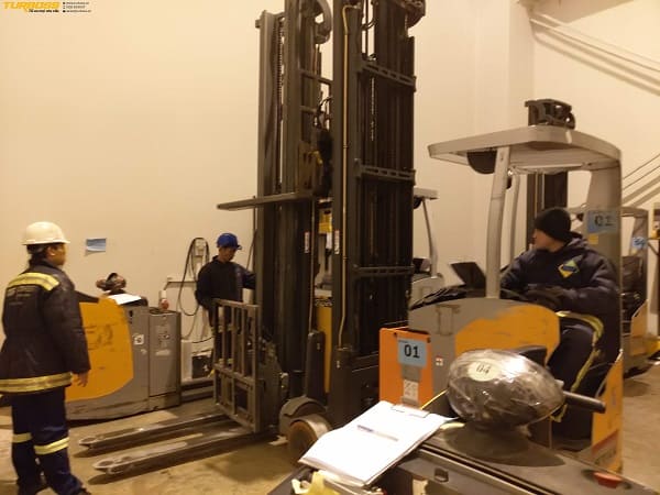 Kỹ thuật viên kiểm tra cell bình điện xe nâng bằng BMS tại nhà máy