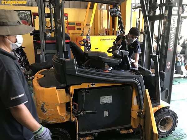 Xe nâng yếu tải do nội trở bình điện xe nâng cao và điện áp tụt nhanh