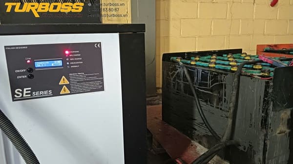 Bộ sạc không nhận bình điện xe nâng bị xả sâu cần kiểm tra điện áp tổng và connector