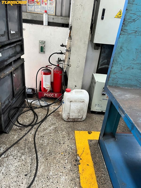 Can chứa nước châm bình xe nâng cần sạch để tránh nhiễm bụi dầu và tạp chất