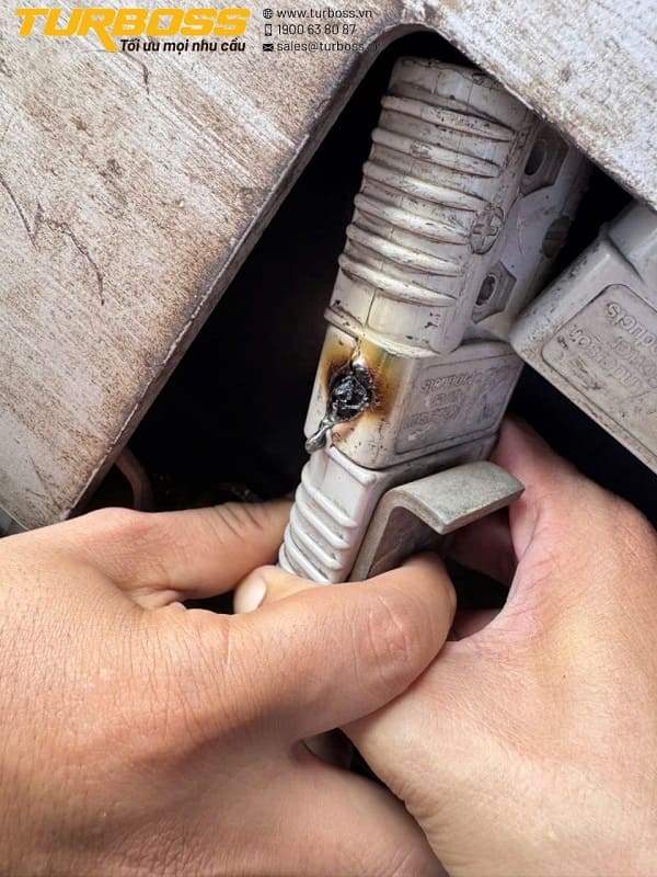 Connector sạc xe nâng bị nóng do tiếp xúc kém hoặc dòng sạc bất thường
