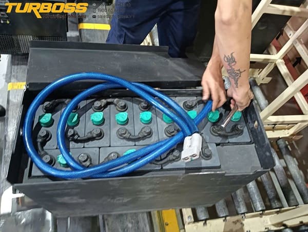 Connector nóng khi sạc bình điện xe nâng cần kiểm tra tiếp xúc điện và dây sạc