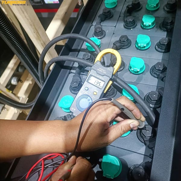 Đo điện áp cell khi đầu cực bình điện xe nâng bị nóng