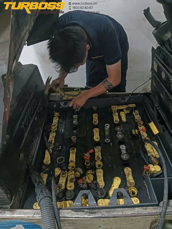 Đo điện áp từng cell sau khi sạc để kiểm tra bộ sạc bình điện xe nâng không phù hợp