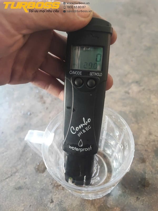 Đo độ dẫn điện nước châm bình xe nâng để đánh giá nguy cơ nhiễm ion hòa tan
