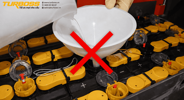 dùng sai nước châm bình xe nâng dùng sai nước châm bình xe nâng