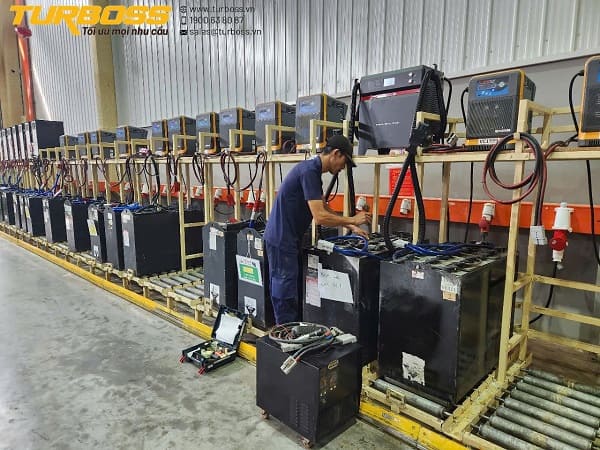 Kiểm tra bộ sạc bình điện xe nâng trước khi kết luận bình hư