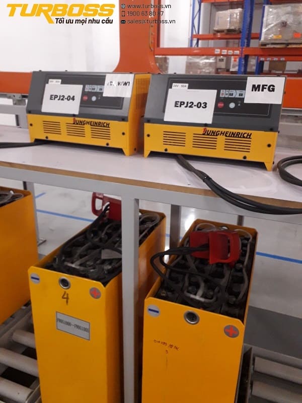 Kiểm tra bộ sạc và nước châm bình xe nâng khi bình nóng hoặc hao nước nhanh