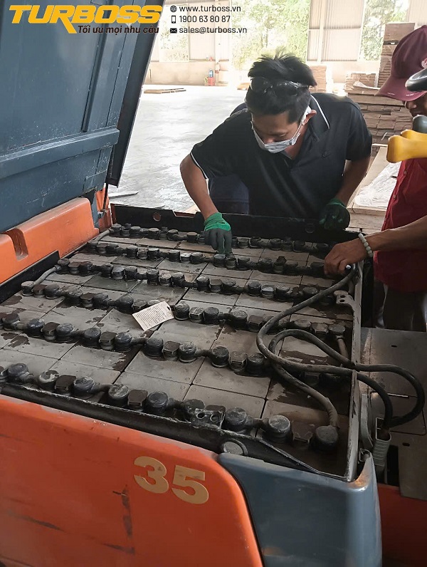 Kiểm tra nước châm bình điện xe nâng sau khi sạc để phát hiện hao nước