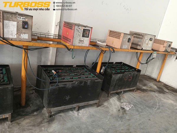 Sàn khu vực sạc có vệt rò axit từ bình điện xe nâng cần xử lý an toàn