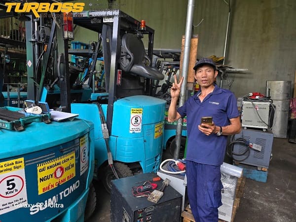 Test tải bình điện xe nâng bị tụt áp để đánh giá dung lượng thực tế