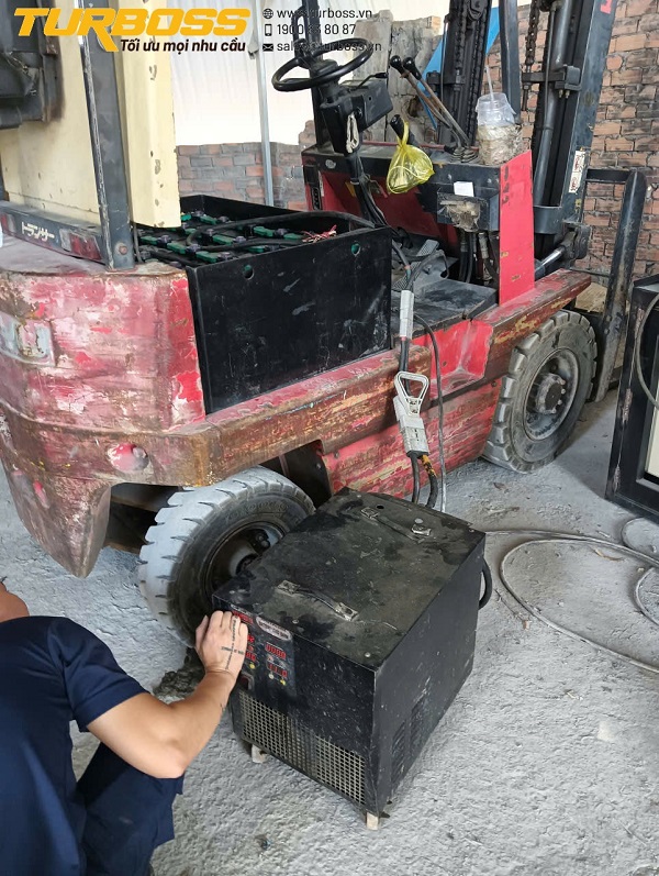 Test tải bình điện xe nâng rò axit để đánh giá dung lượng thực tế và khả năng giữ điện