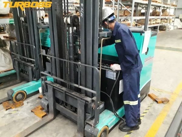 Xe nâng chạy cố khi pin thấp có thể làm bình điện xe nâng bị xả sâu